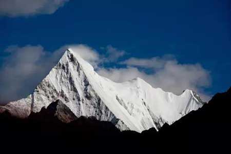 山尖全白了下一句