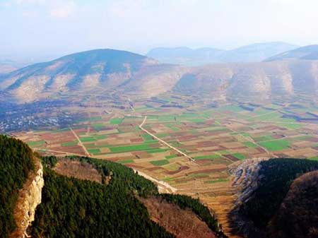 山光撲面經新雨的下一句