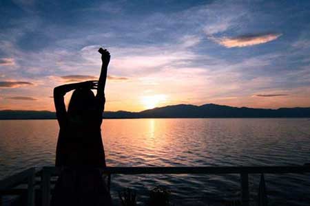 生而平凡各自有光下一句