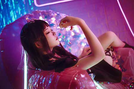 燈紅酒綠迷人眼下一句