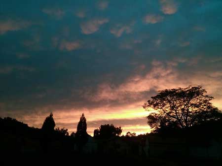 孤村落日殘霞的下一句