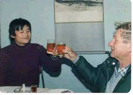 舉杯共飲下一句